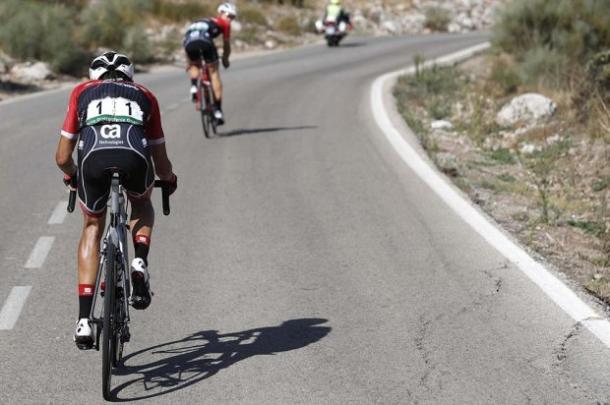 Contador uniéndose a su compañero, Theuns | Fuente: Photogomez Sport / Unipublic