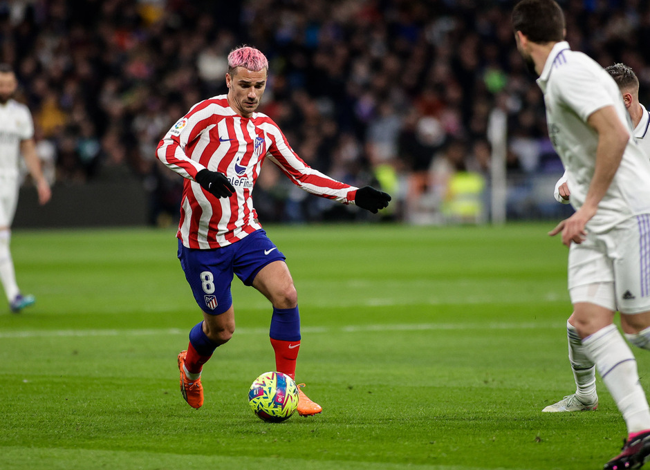 Antoine Griezmann controlando un balón frente al Real Madrid. Foto: @Atleti