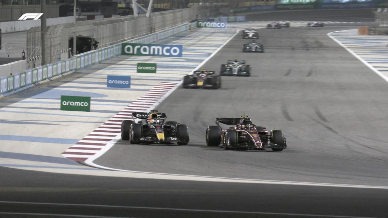 Sainz adelantando a Verstappen. / Fuente:  Fórmula 1 en Twitter