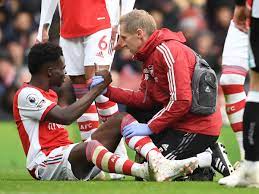 Bukayo Saka receiving medical treatment after picking up a knock. 