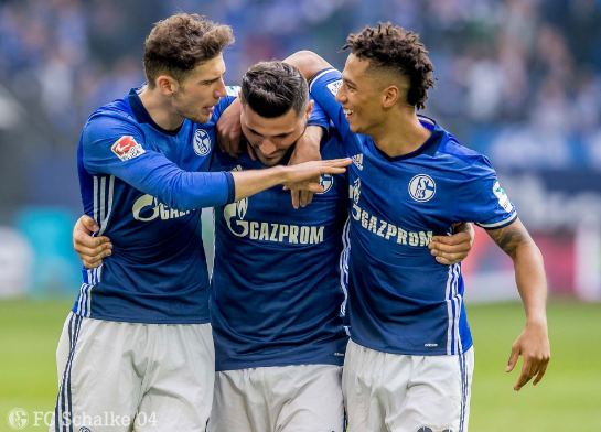 Kolasinac y Kehrer celebran con Goretzka su gol | Foto: Schalke 04