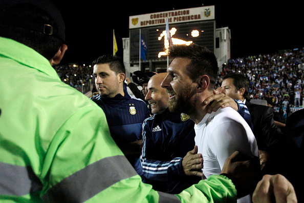 Treinador abraça o herói da classificação para a Copa do Mundo, Lionel Messi. Foto: Franklin Jacome/Getty Images
