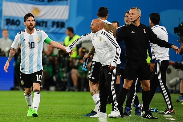 Messi cumprimenta Sampaoli (Giuseppe CACACE / AFP)