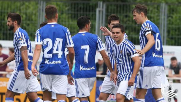 Los jugadores de la Real felicitan a Sangalli por su participación en el primer gol. | Foto: Real Sociedad