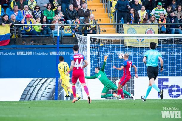 Momento exacto del gol de Sansone. Foto: Silvestre Szpylma, VAVEL.