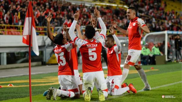 Sambueza (izq), Pérez (centro), y Giraldo (de pie), tres de los jugadores fundamentales desde su llegada a Santa Fe. Imagen: Independiente Santa Fe.