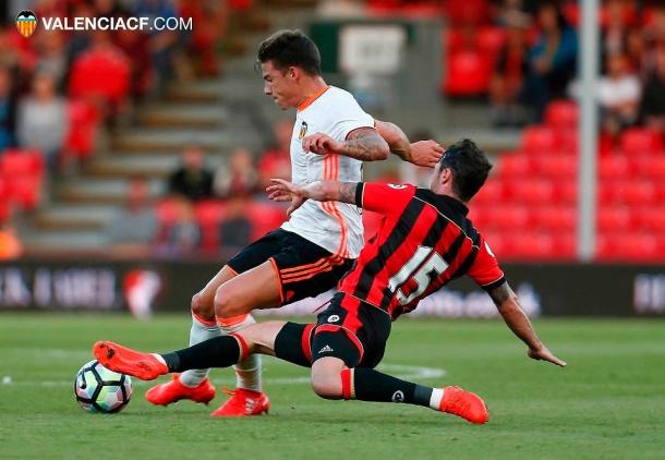Santi Mina disputa un balón frente al Bournemouth | Fuente: valenciacf.com
