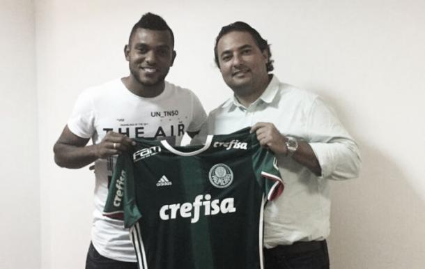 Borja posa com a camisa do Palmeiras ao lado do diretor de futebol Alexandre Mattos (Foto: Palmeiras/Divulgação)