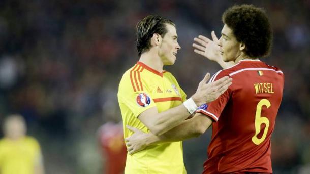Witsel y Bale se saludan durante el Bélgica - Gales | Foto: Olivier Hoslet (EFE)