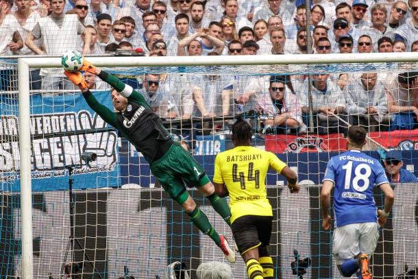 Fährmann salvó la única oportunidad clara del Dortmund | Foto: @s04_es