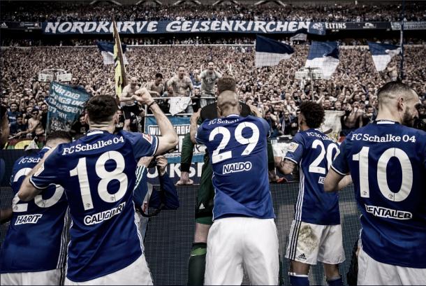 Los jugadores festejando con su afición | Foto: @s04_es