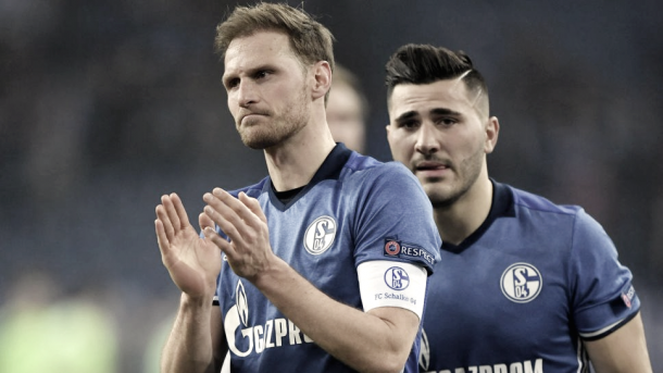 Höwedes aplaudiendo a la grada tras la eliminación de Europa League | Bundesliga oficial