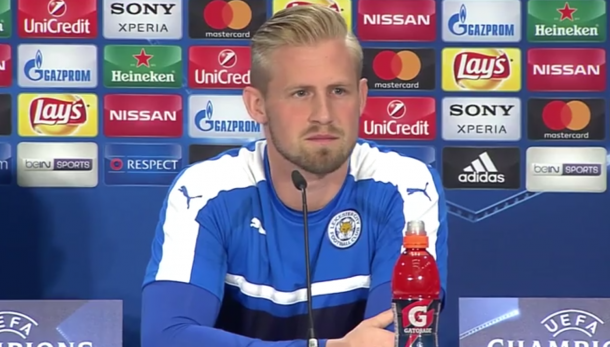 Il portiere in conferenza stampa.