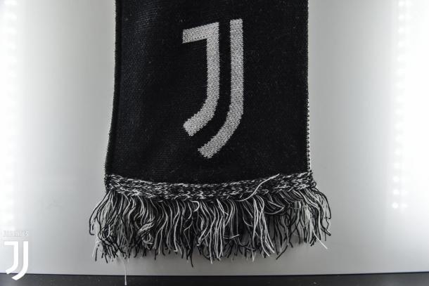 Il nuovo logo della Juventus impresso su una sciarpa | Photo: Juventus.com