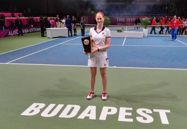 Alison Van Uytvanck poses alongside her title in Budapest | Photo: Tenis_Break Twitter