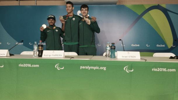 Atletas posaram com suas respectivas medalhas nesta segunda | Foto: Pedro Henrique Guimarães/VAVEL Brasil