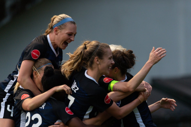 The Reign celebrate together after scoring the go-ahead goal in the 89th minute. | Photo: isiphotos.com