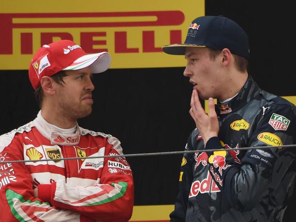 Sebastian y Daniil discuten en el podio del Gran Premio de China | Fuente: Getty Images