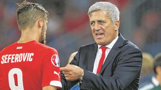 Petkovic with under-performaing forward, Haris Seferovic | Photo: BILD