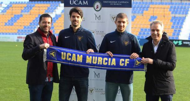 Presenación de Dani Segovia con MArio Robles | Foto: UCAM Murcia CF