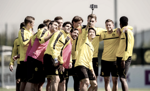 'Selfie' del Dortmund en la vuelta de Bartra | Foto: Twitter Dortmund