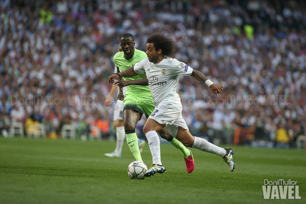 Marcelo corre ante la presencia de Yaya Touré | Foto: Dani Mullor (VAVEL)