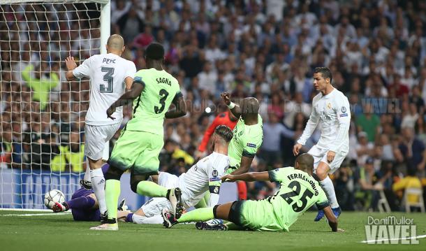 Momento del gol anulado al Real Madrid | Foto: Dani Mullor (VAVEL)