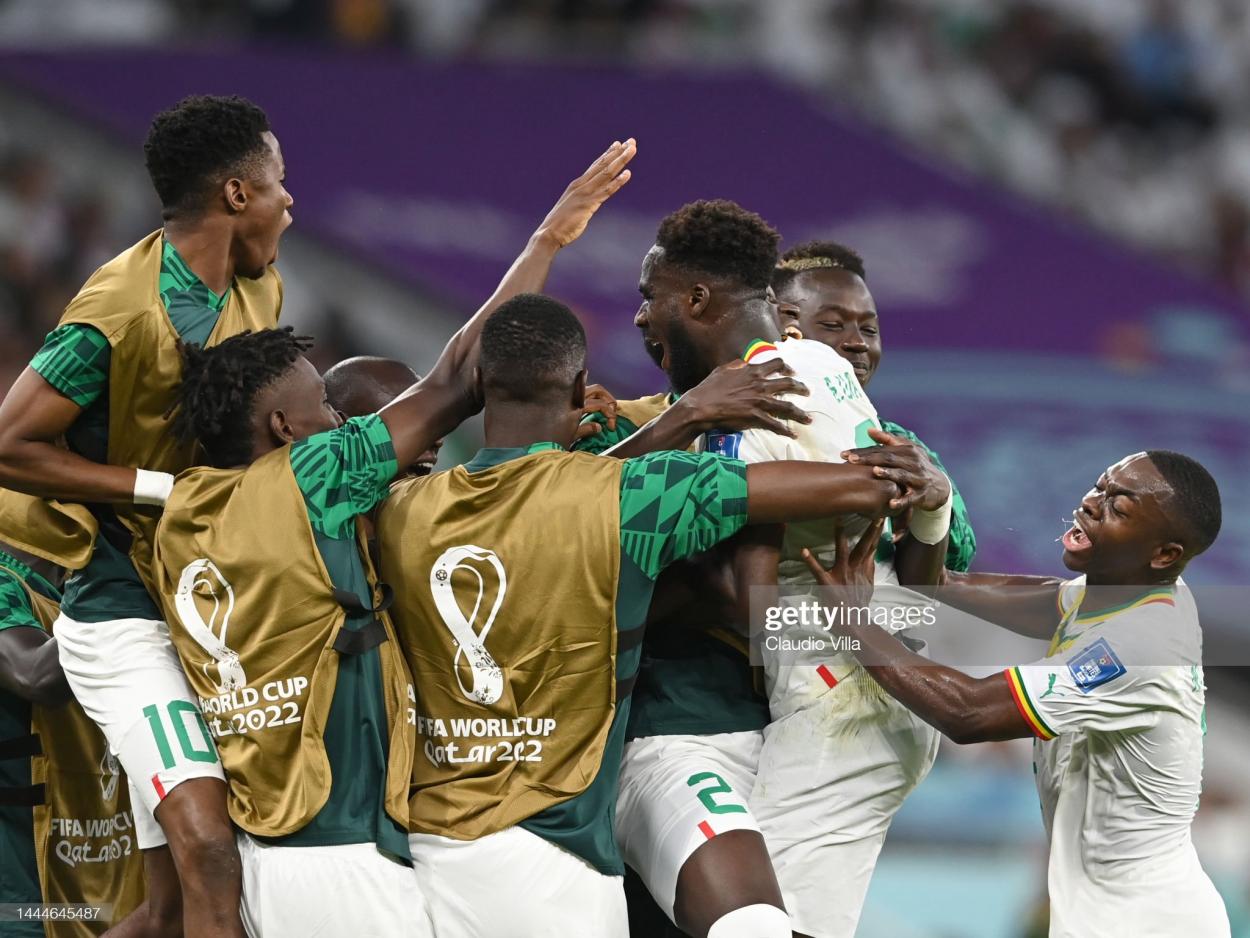 Senegal celebrando uno de sus tantos ante Qatar. Fuente: Getty Images.