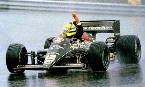 Senna celebrando su primera victoria en Fórmula 1 (Fuente: https://pitstopbrasil.wordpress.com/2009/09/15/lotus-anuncia-volta-ao-circo-da-formula-1-em-2010/)