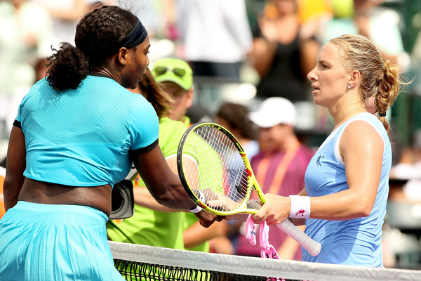 Williams congratulates Kuznetsova at the net at the Miami Open (Photo by Matthew Stockman / Source : Getty Images)