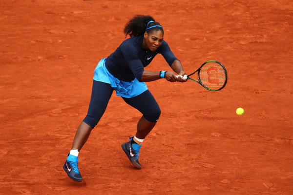 Serena intenta golpear de revés ante Kiki Bertens | Foto: zimbio.com