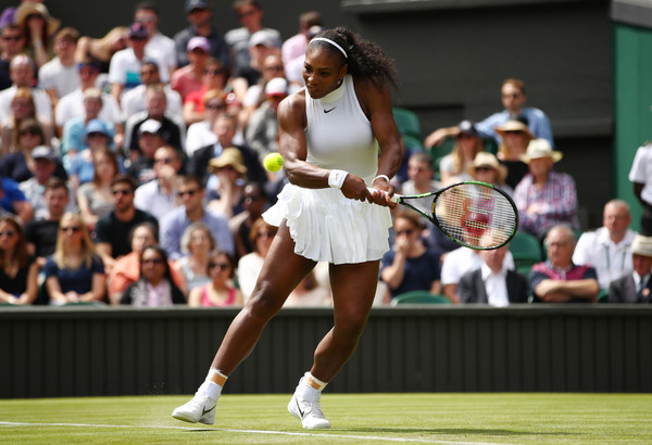 Williams plays a backhand in her match on Centre Court (Photo by Clive Brunskill / Source : Getty Images)
