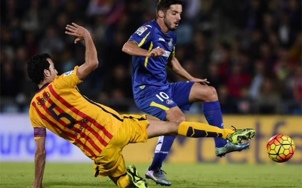 Sergio Busquets intenta robar el balón a Sarabia | Foto: Sport