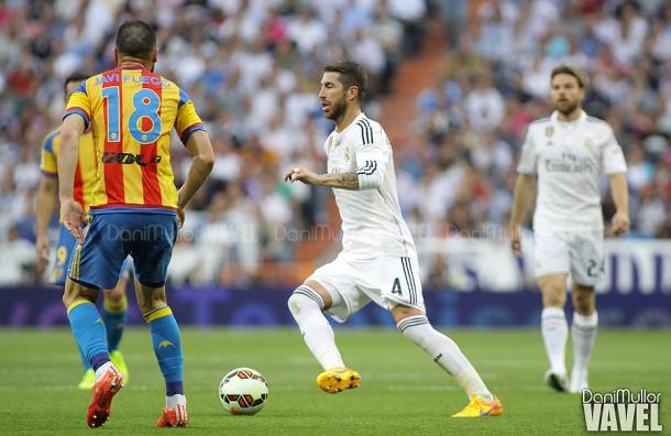 Sergio Ramos conduce el balón