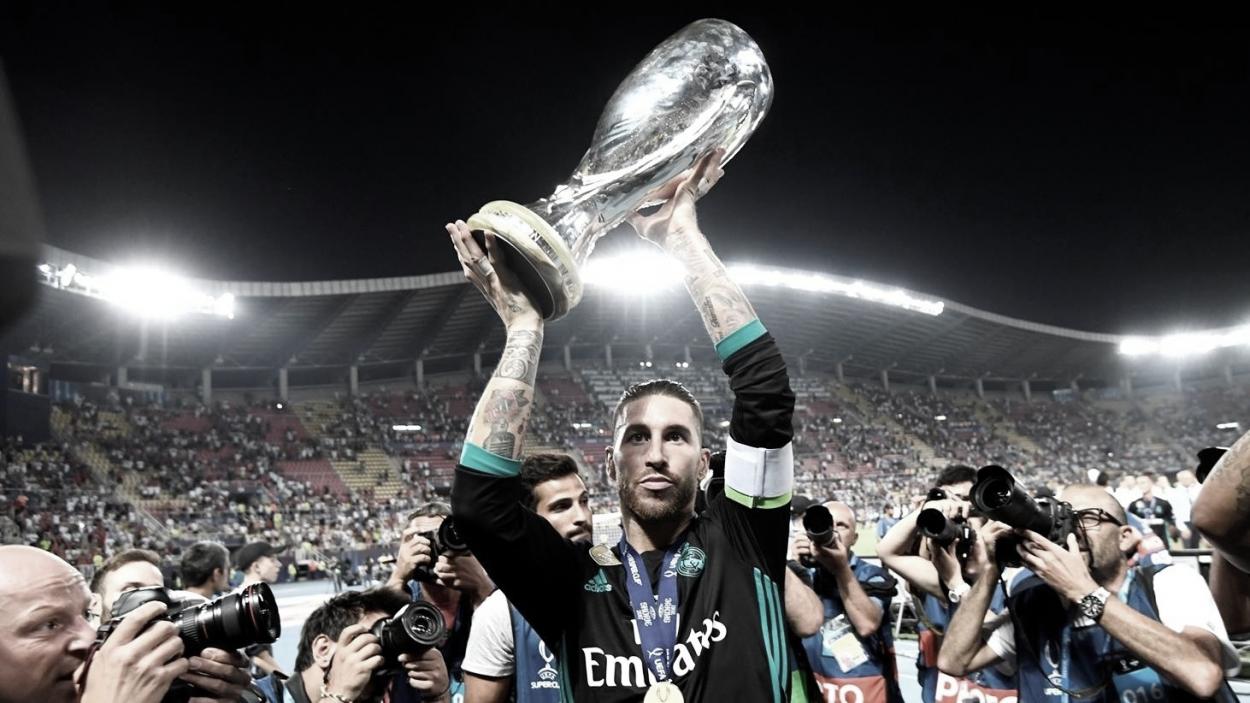 Sergio Ramos alza el trofeo de la Supercopa UEFA 2017 | Foto: UEFA