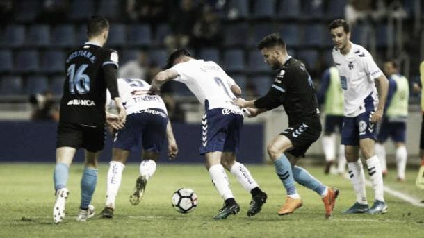 Jugadores del Lugo y del Tenerife pelean un balón //Fuente: LFP