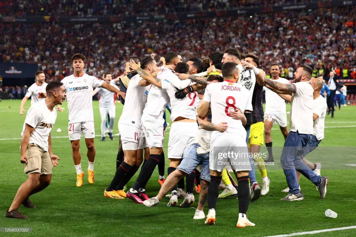 The Sevilla FC players celebrate victory in a penalty shootout at the end of the UEFA <strong><a  data-cke-saved-href='https://www.vavel.com/en/international-football/2023/05/30/europa-league/1148089-jose-mourinho-believes-sevilla-are-favourites-ahead-of-europa-league-final.html' href='https://www.vavel.com/en/international-football/2023/05/30/europa-league/1148089-jose-mourinho-believes-sevilla-are-favourites-ahead-of-europa-league-final.html'>Europa League</a></strong> 2022/23 final match between Sevilla FC and AS Roma at Puskas Arena on May 31, 2023 in Budapest, Hungary. (Photo by Chris Brunskill/Fantasista/Getty Images)