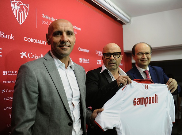 Sampaoli em sua apresentação ao Sevilla, ao lado de Monchi e do presidente do clube, José Castro. Foto: Cristina Quicler/Getty Images