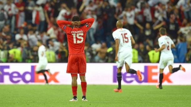 Sturridge si dispera per la rimonta del Siviglia. | Foto: nesn.com