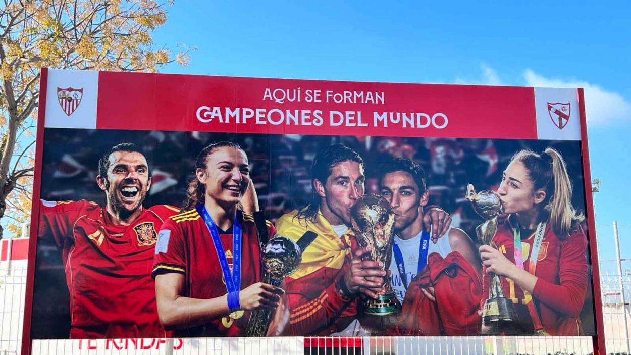 Imagen de la Ciudad Deportiva del Sevilla FC en la que se ven a todos los campeones del Mundo formados en su cantera | Fuente: Orgullo Biri