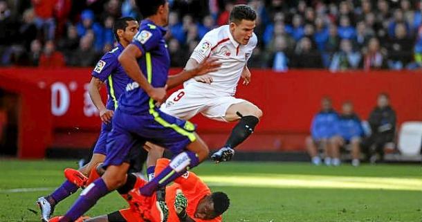 Gameiro marcando su segundo gol | Foto: Sevilla FC
