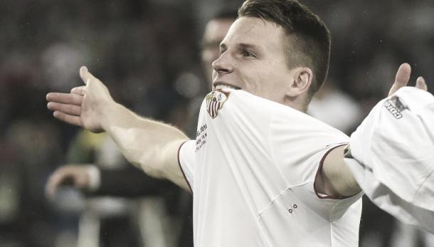 Gameiro deixou o seu na conquista da Europa League (Foto: Divulgação/Sevilla FC)