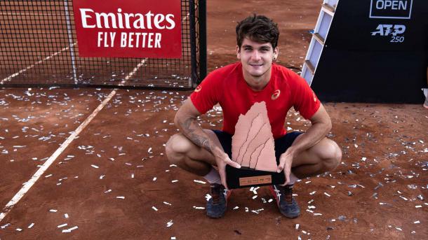 Seyboth Wild with his trophy in Santiago/Photo: Jim Rydell/Dove Men Care Chile Open