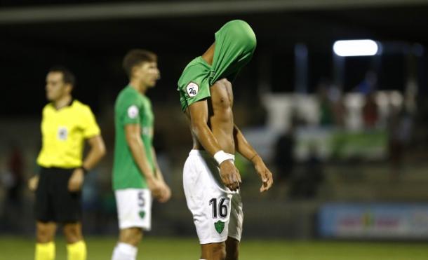Los jugadores de la UD Almería B se lamentan tras la derrota en Talavera
