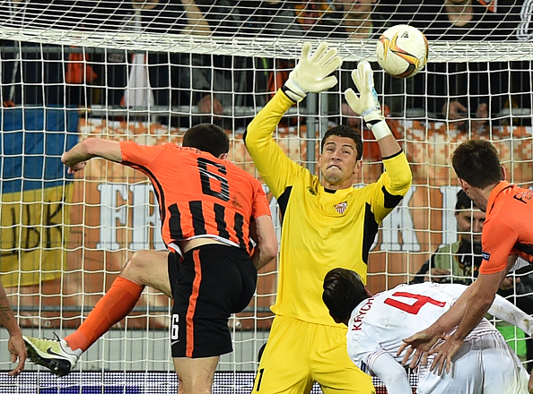 Stepanenko scoring Shakthar's second goal of the match. | Photo: Getty Images