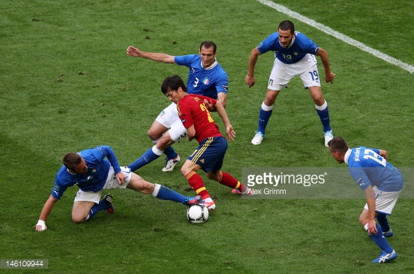 Silva rodeado por cuatro jugadores italianos. Foto: Getty images