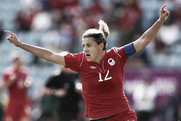 Com 162 gols em 243 partidas com a seleção canadense, Sinclair é a maior artilheira a nível internacional do futebol feminino em atividade, sendo superada em número de gols apenas por Abby Wambach, aposentada no ano passado. (Foto: quotesgram.com)