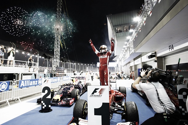 Sebastian Vettel festeja su triunfo en el GP Singapur 2015 (Foto: F1)