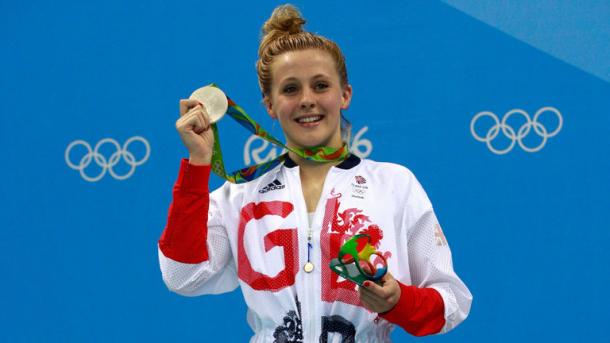 Siobhan-Marie O'Connor proudly displays her silver medal from the women's 200m individual medley. | Photo: Getty Images