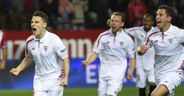 Gameiro festeggia uno dei due gol che hanno dato al Siviglia la vittoria nell'ultimo scontro. Fonte: foxsports.it